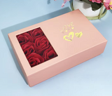 Colar eu te amo em todas as línguas + caixa com rosas