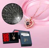 Colar eu te amo em todas as línguas + caixa com rosas