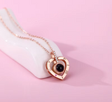 Colar eu te amo em todas as línguas + caixa com rosas