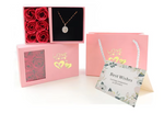 Colar eu te amo em todas as línguas + caixa com rosas