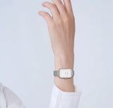 Relógio retangular com visor em quartzo