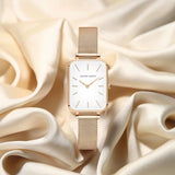 Relógio retangular com visor em quartzo